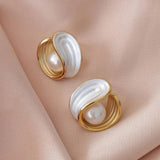 Ylelliset valkoiset opaalikorvakorut helmillä kullassa
