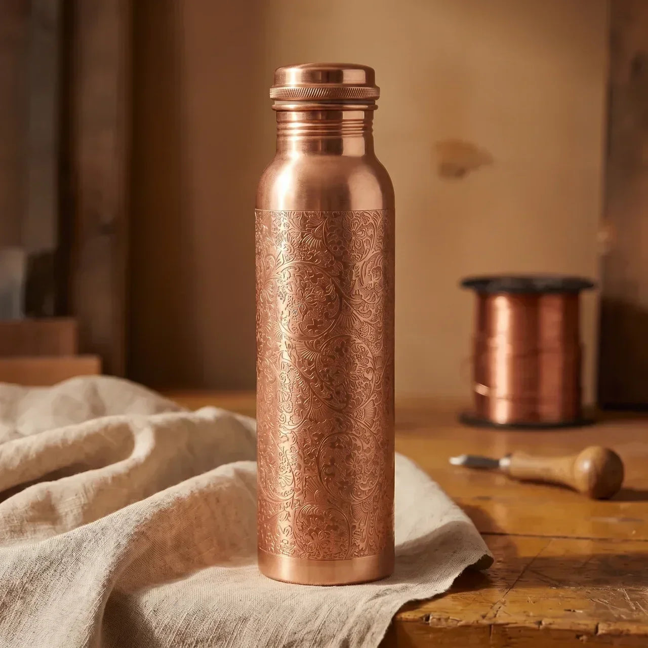 Aurora kaiverrettu kuparinen vesipullo 950 ml