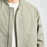 Minimalistinen bomber-takki