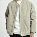 Minimalistinen bomber-takki
