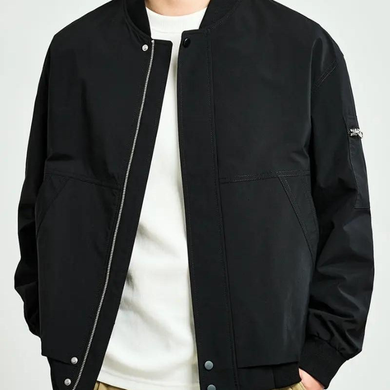 Minimalistinen bomber-takki